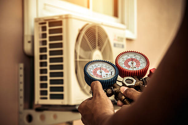 Professional Ac Installation technician working in Peoria Heights, IL